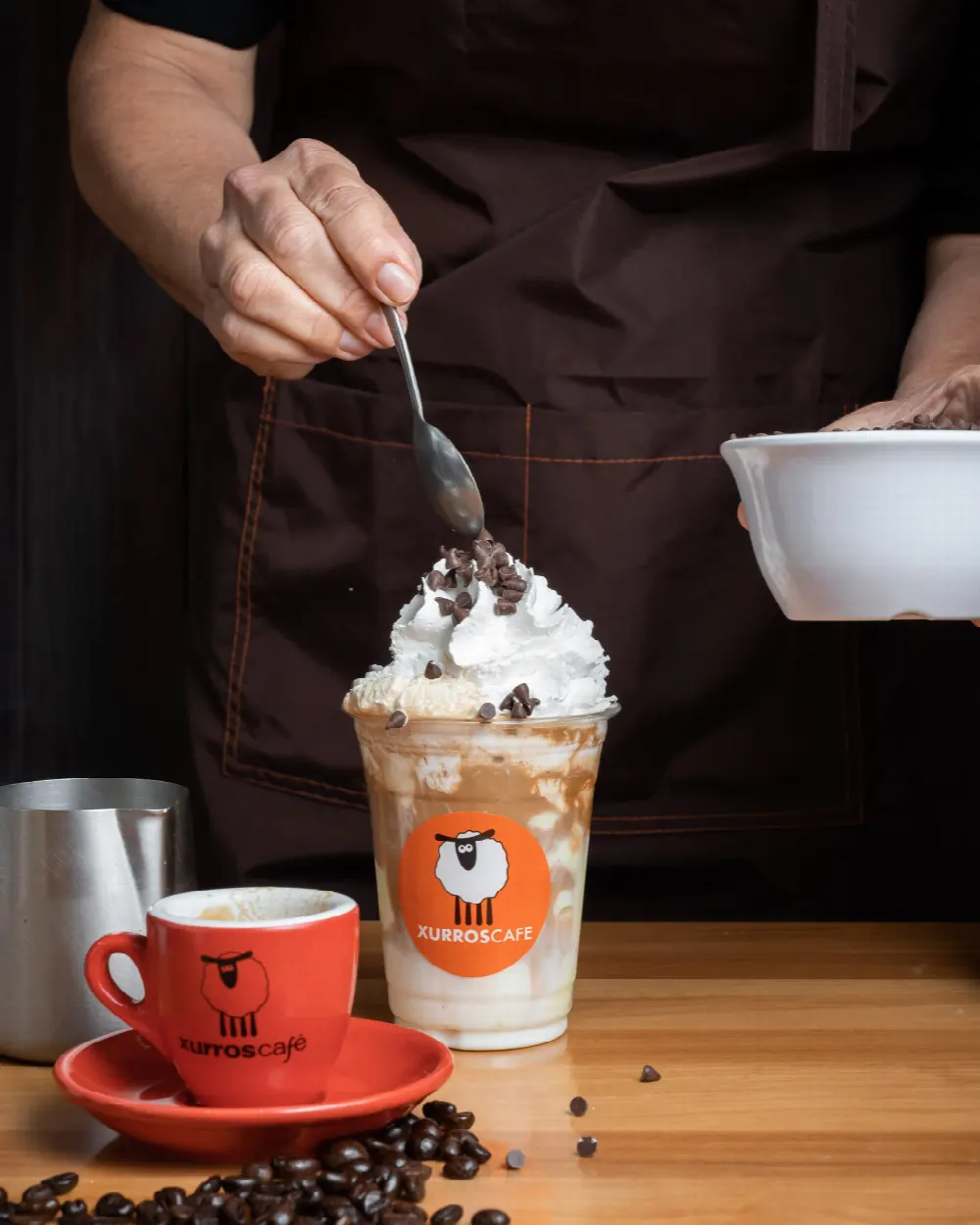 Café y batido con churro servidos en el mesón