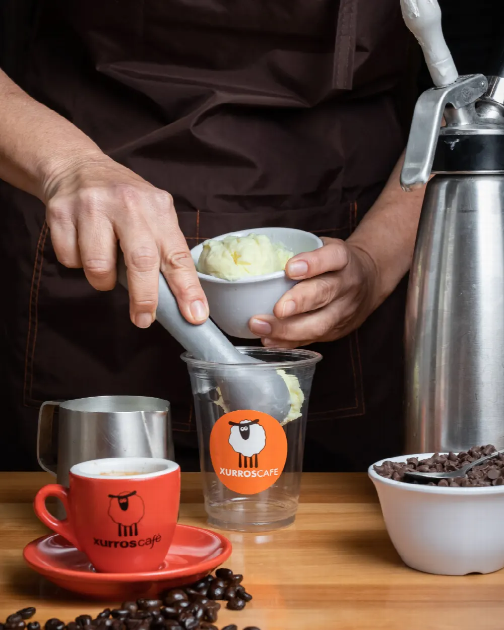 Barista sirviendo helado en un vaso Xurros Café