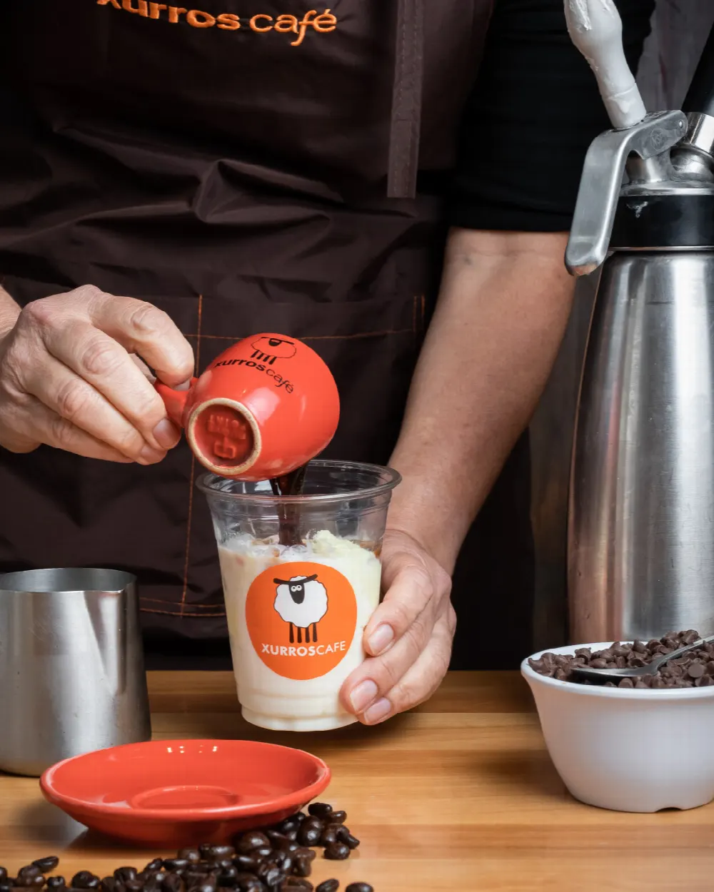 Barista preparando un batido en el mesón