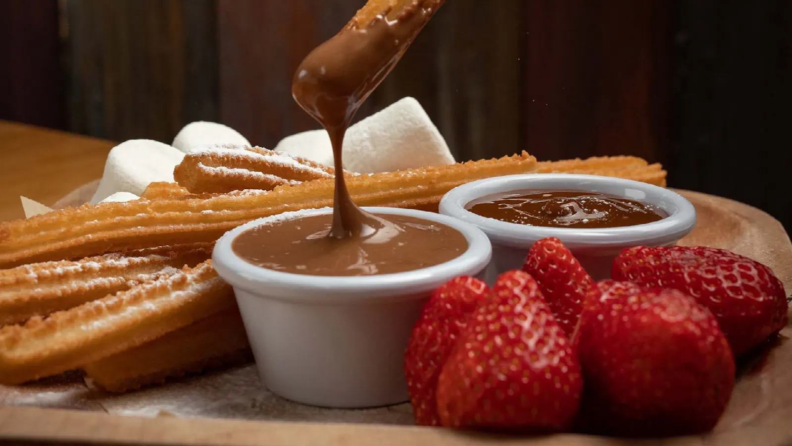 Churros con salsa de chocolate, marshmallows y frutillas