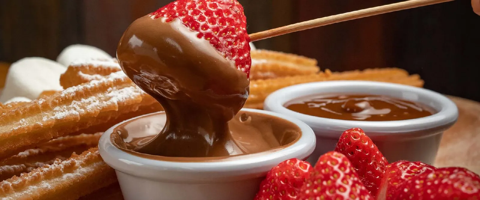 Frutilla bañada en chocolate sobre la Tabla de la Oveja
