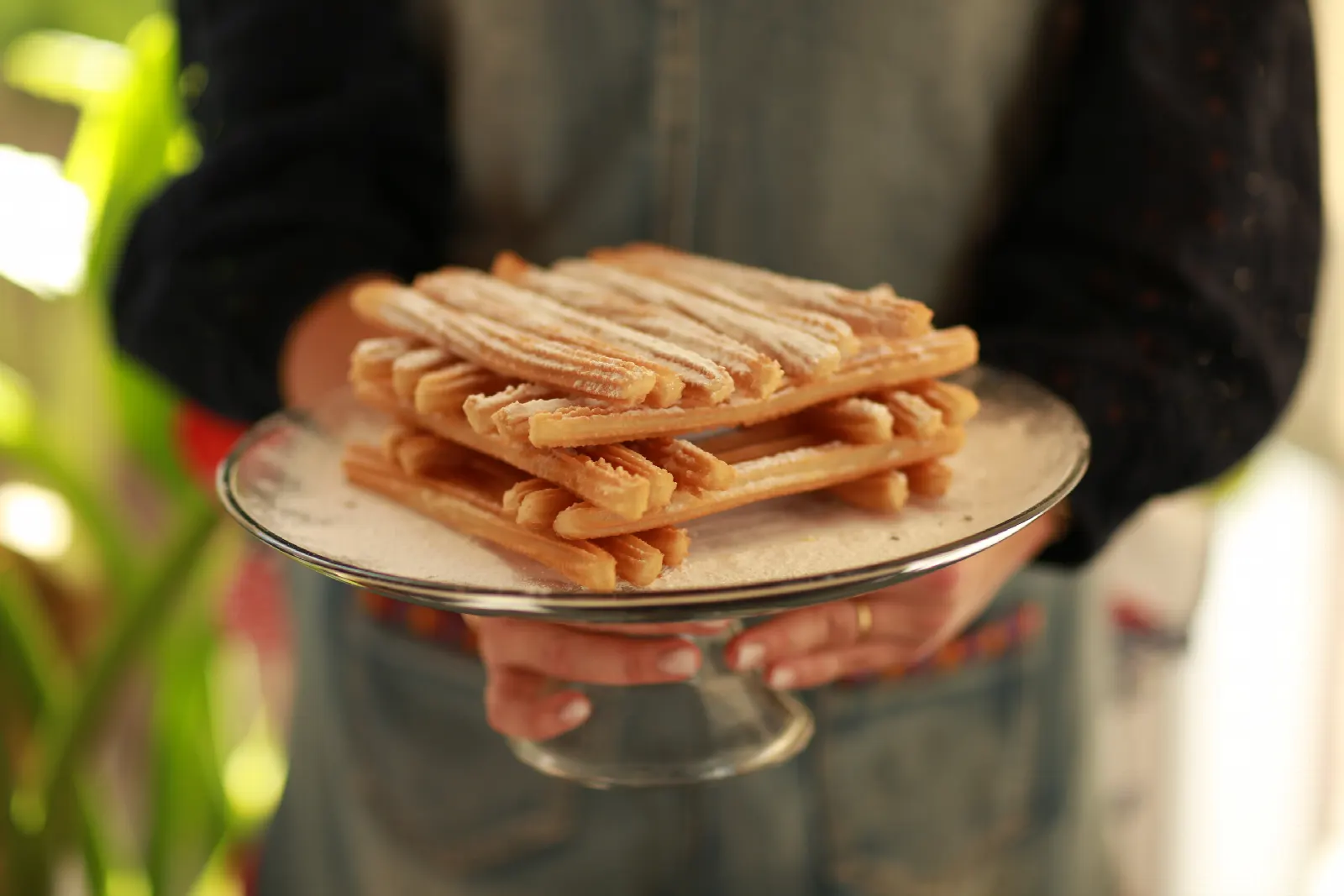 Churros apilados sobre una bandeja de vidrio