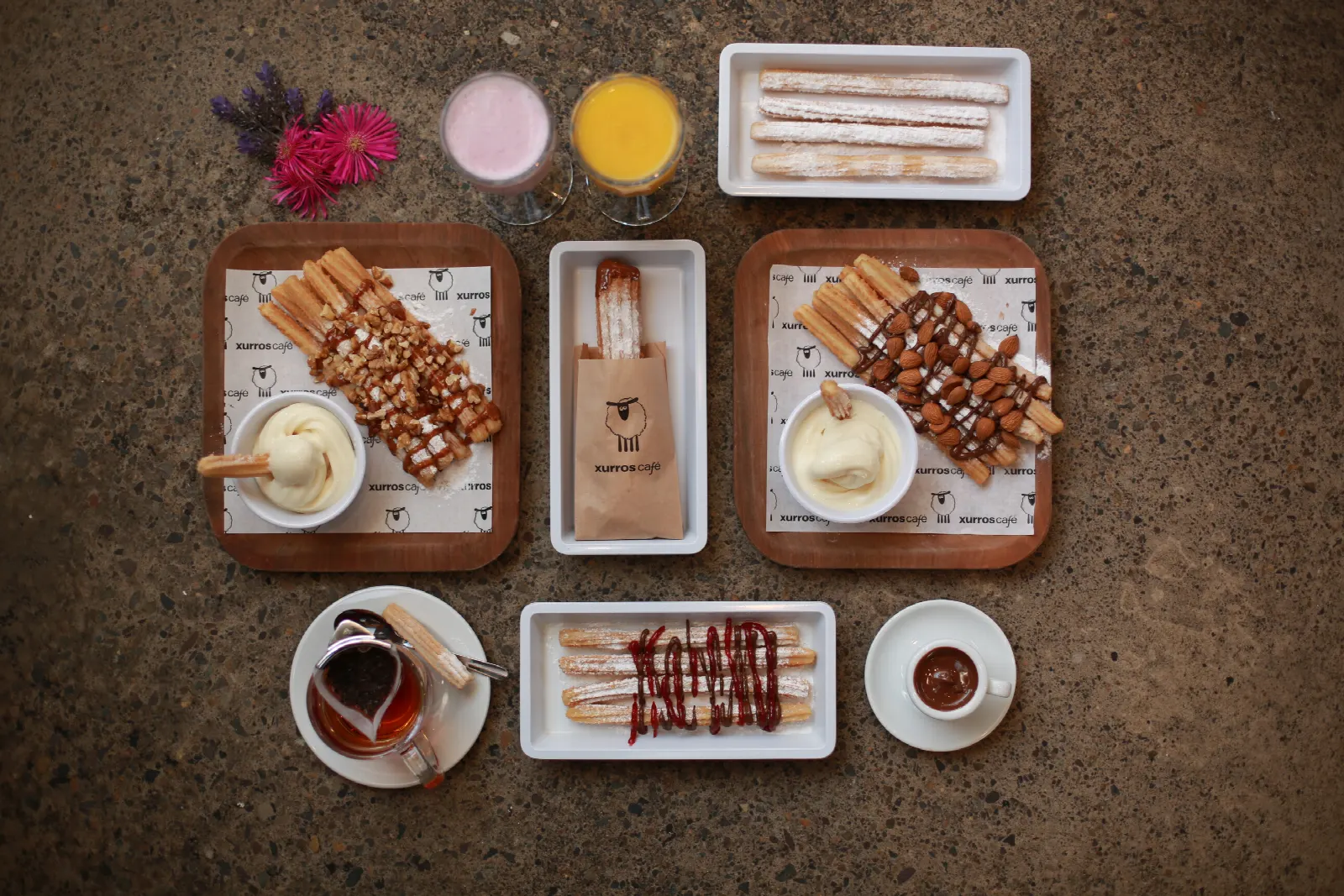 Bandejas con churros, salsas, café y batidos de Xurros Café vistas desde arriba